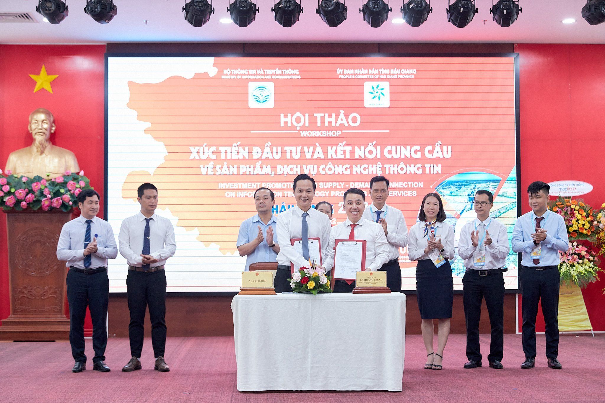 Đại diện NextX ký kết biên bản hợp tác triển khai chuyển đổi số sản phẩm Make in Vietnam với Sở TT&TT tỉnh Hậu Giang dưới sự chứng kiến của Thứ trưởng Bộ TT&TT Phạm Đức Long